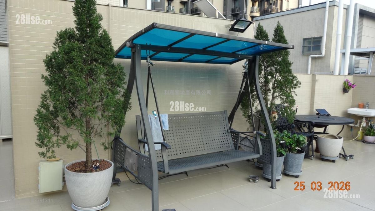 Capri Sell 3 Bedrooms , 3 Bathrooms 829 ft²