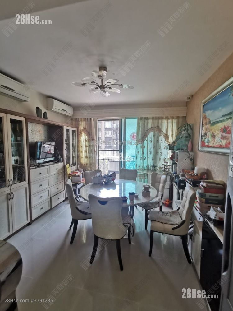 Uptown Sell 4 Bedrooms 1,576 ft²