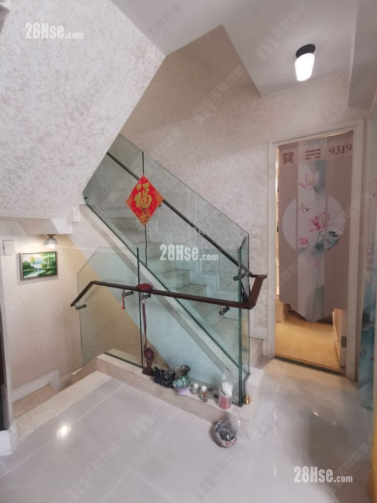 Uptown Sell 4 Bedrooms 1,576 ft²