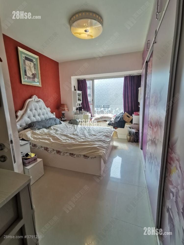 Uptown Sell 4 Bedrooms 1,576 ft²