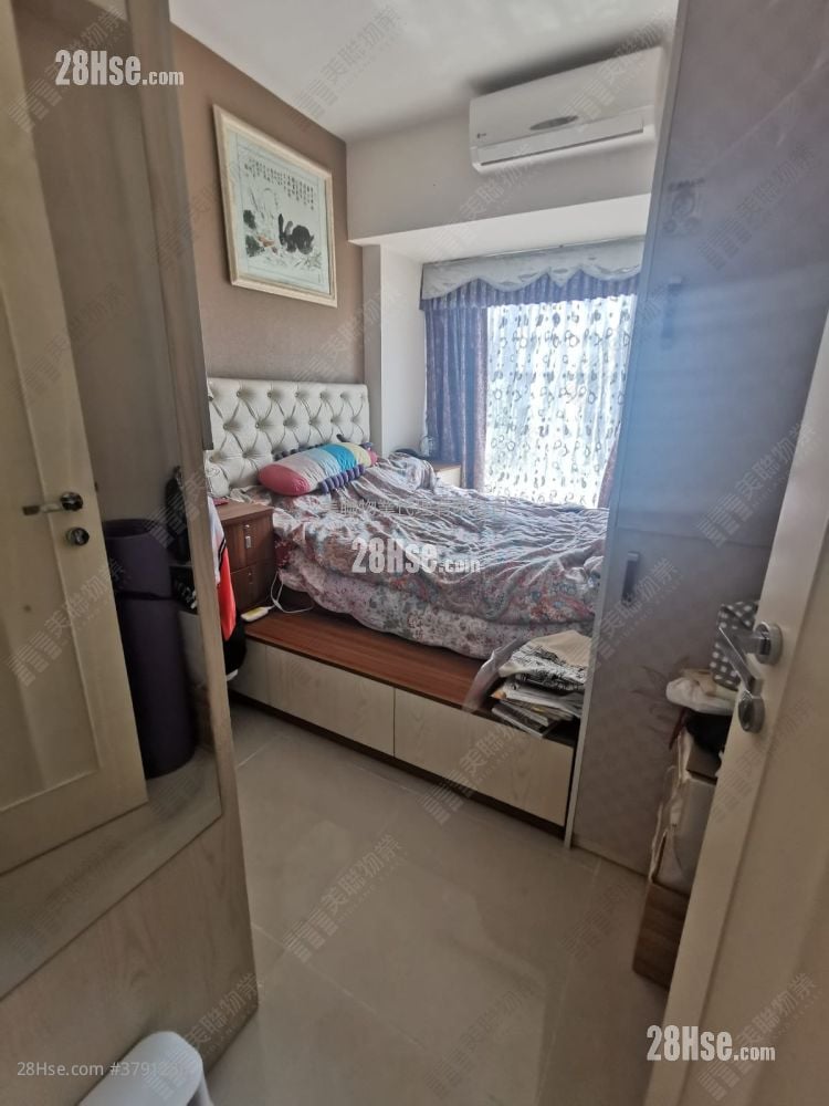 Uptown Sell 4 Bedrooms 1,576 ft²