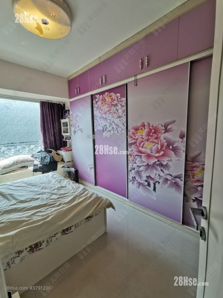 Uptown Sell 4 Bedrooms 1,576 ft²