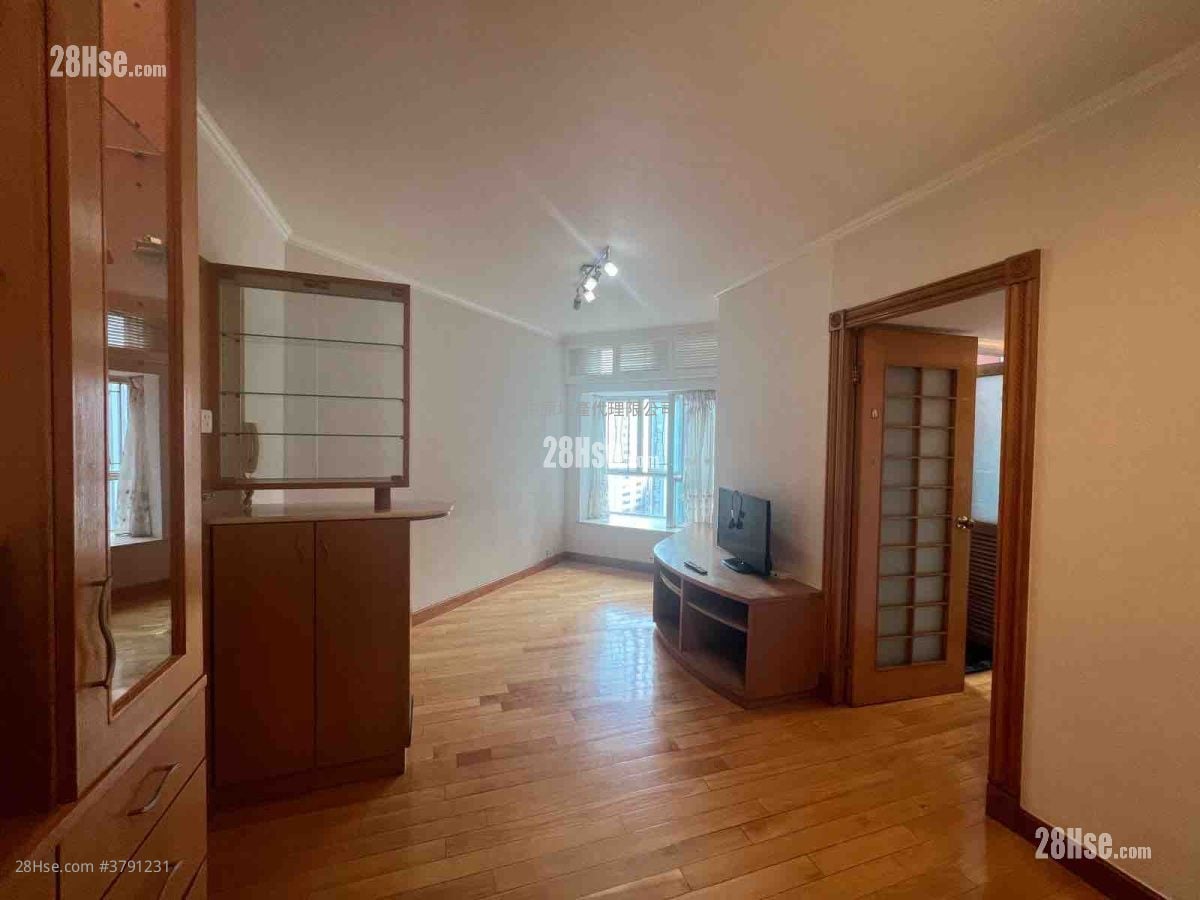 living room: Discovery Park Sell 2 Bedrooms , 1 Bathroom 477 ft²