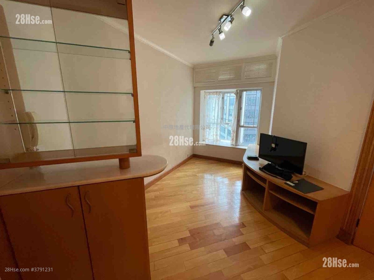 living room: Discovery Park Sell 2 Bedrooms , 1 Bathroom 477 ft²