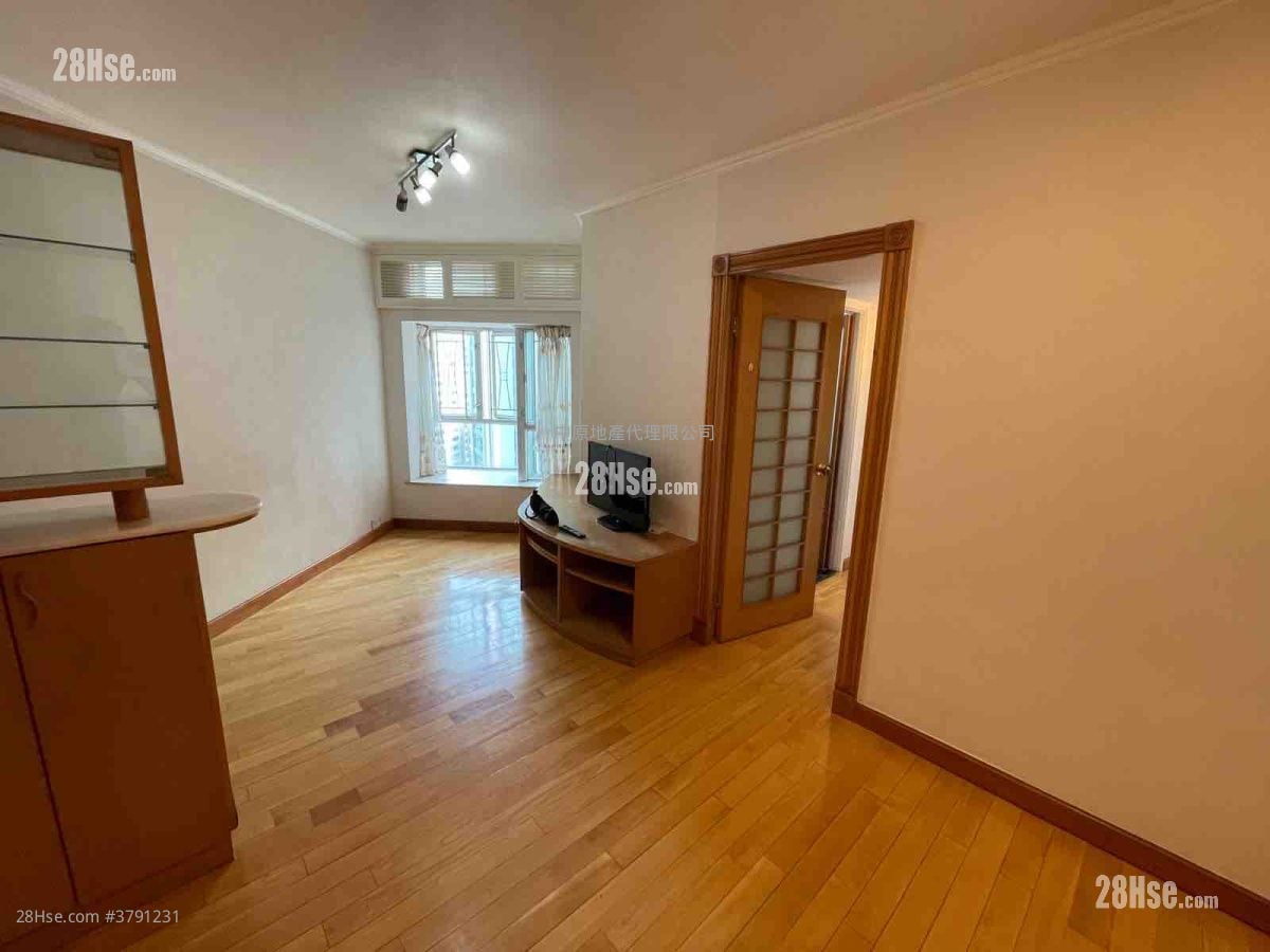 living room: Discovery Park Sell 2 Bedrooms , 1 Bathroom 477 ft²