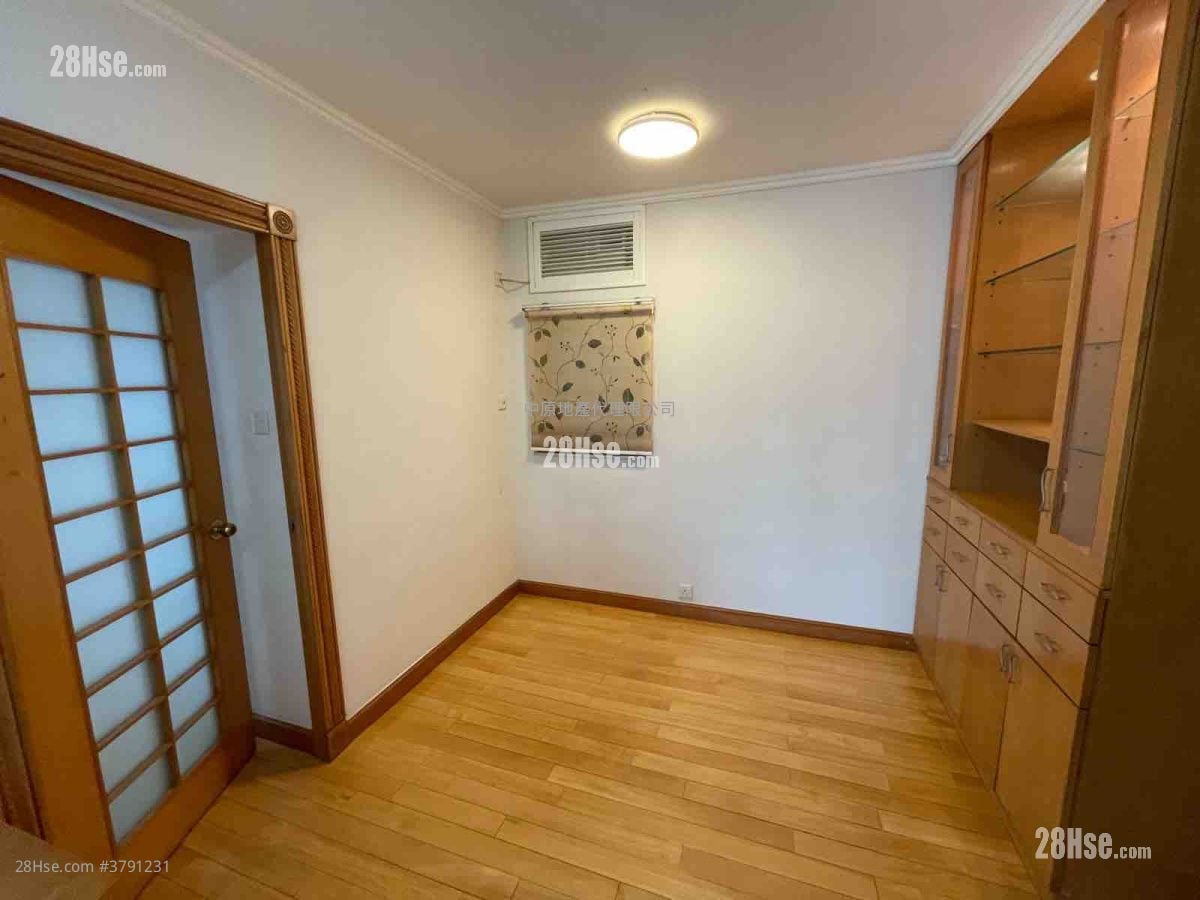 living room: Discovery Park Sell 2 Bedrooms , 1 Bathroom 477 ft²