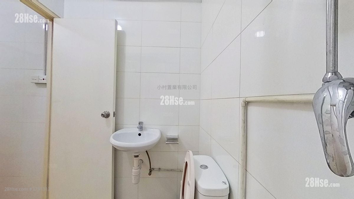 bathroom: 35-37 Yiu Wa Street Rental 2 Bedrooms , 1 Bathroom 450 ft²