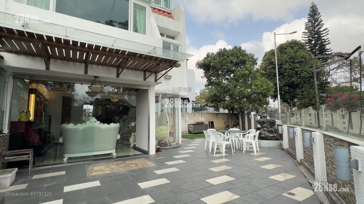 The Castle Bay Sell 3 Bedrooms 1,371 ft²