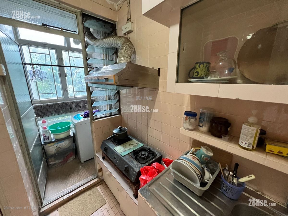 Kwong Lam Court Sell 2 Bedrooms , 1 Bathroom 385 ft²