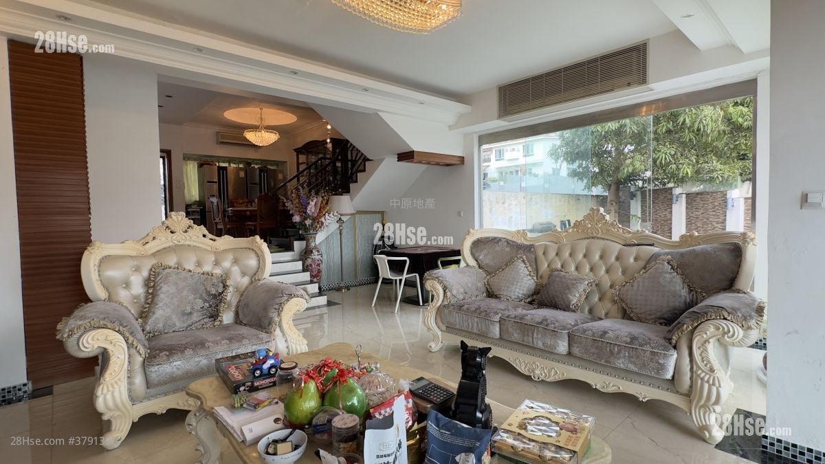 The Castle Bay Sell 3 Bedrooms 1,371 ft²