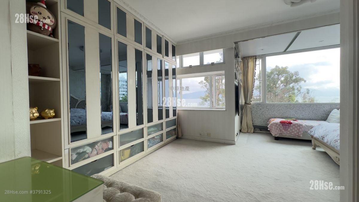 The Castle Bay Sell 3 Bedrooms 1,371 ft²