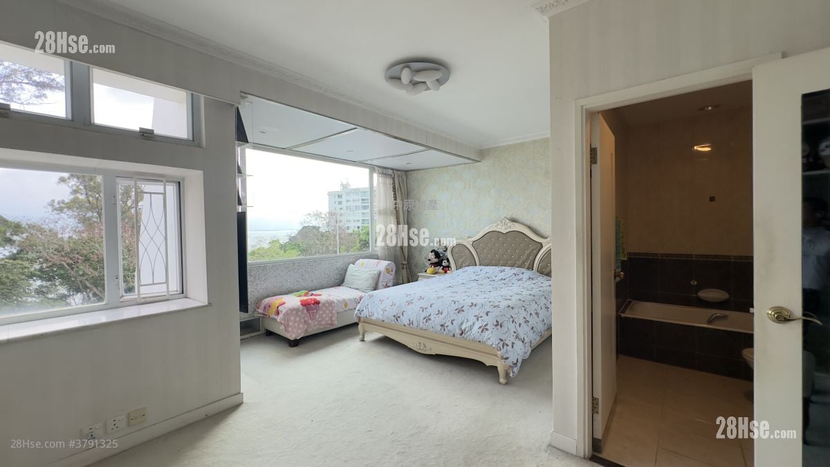 The Castle Bay Sell 3 Bedrooms 1,371 ft²