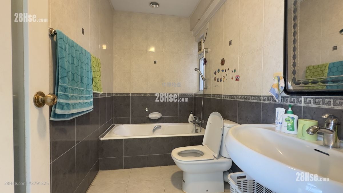 The Castle Bay Sell 3 Bedrooms 1,371 ft²