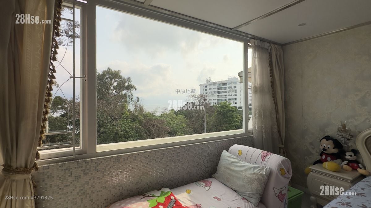 The Castle Bay Sell 3 Bedrooms 1,371 ft²