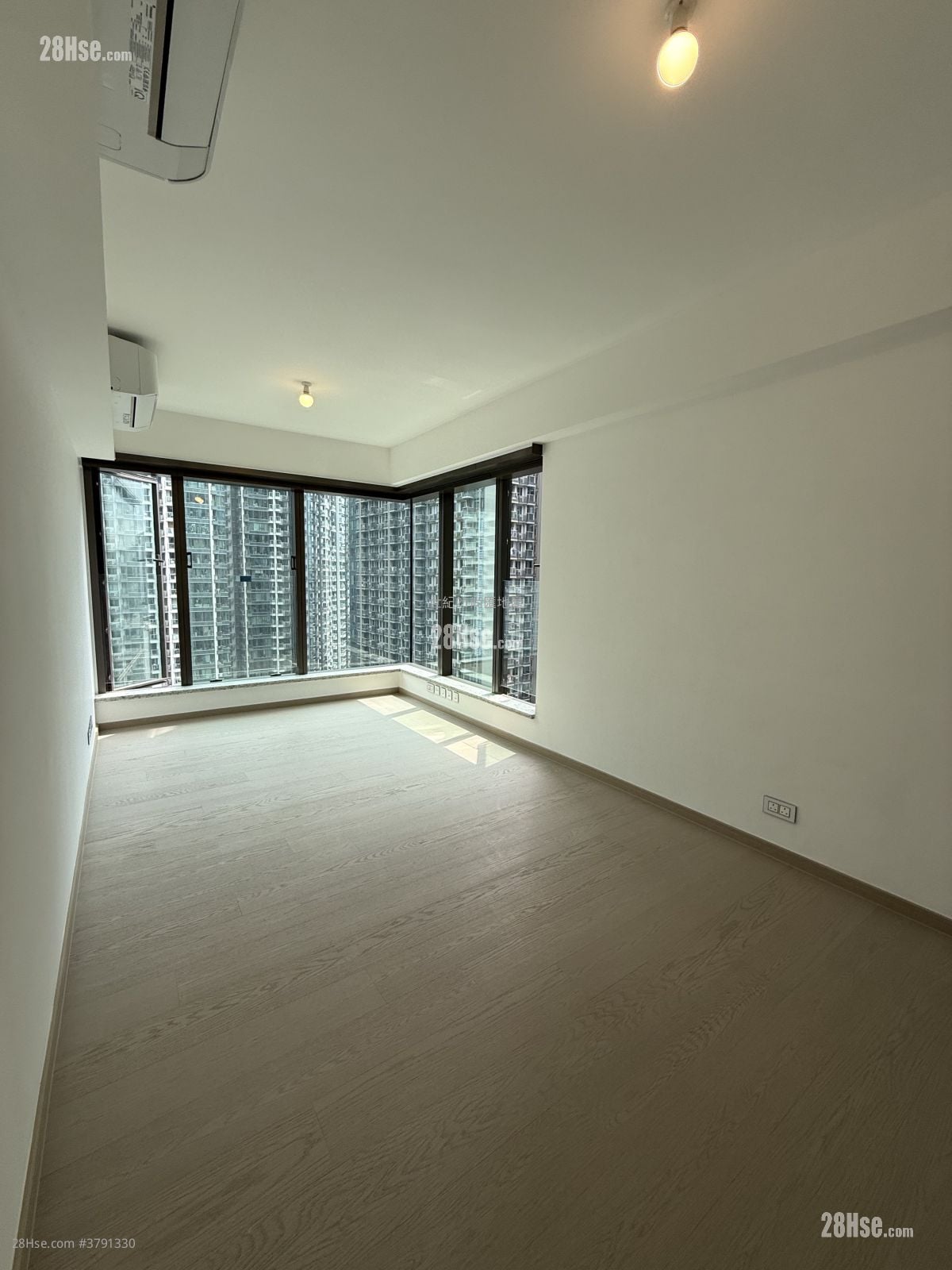 The Southside Sell 3 Bedrooms , 3 Bathrooms 737 ft²