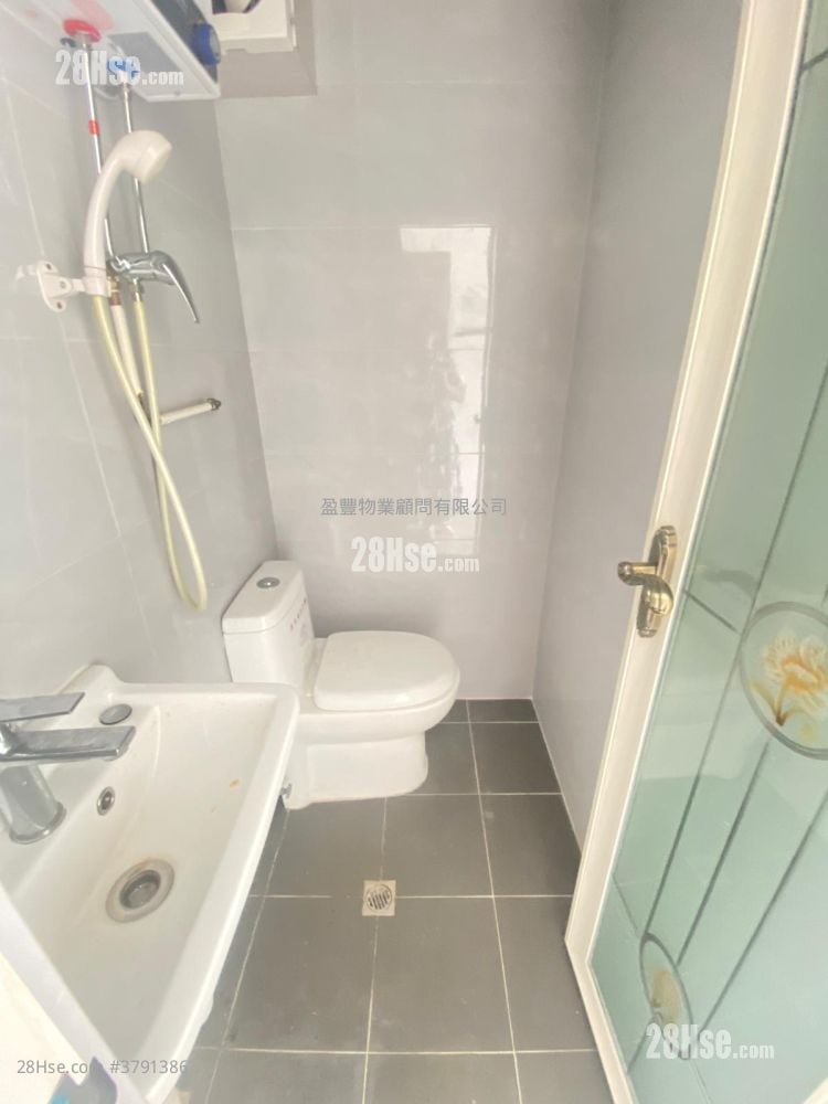 Wah To Building Sell 4 Bedrooms , 4 Bathrooms 565 ft²