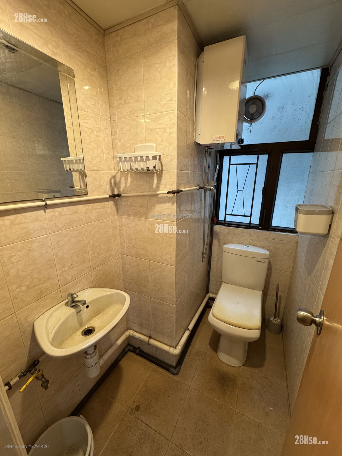 香港工业中心 租盘 645 平方尺