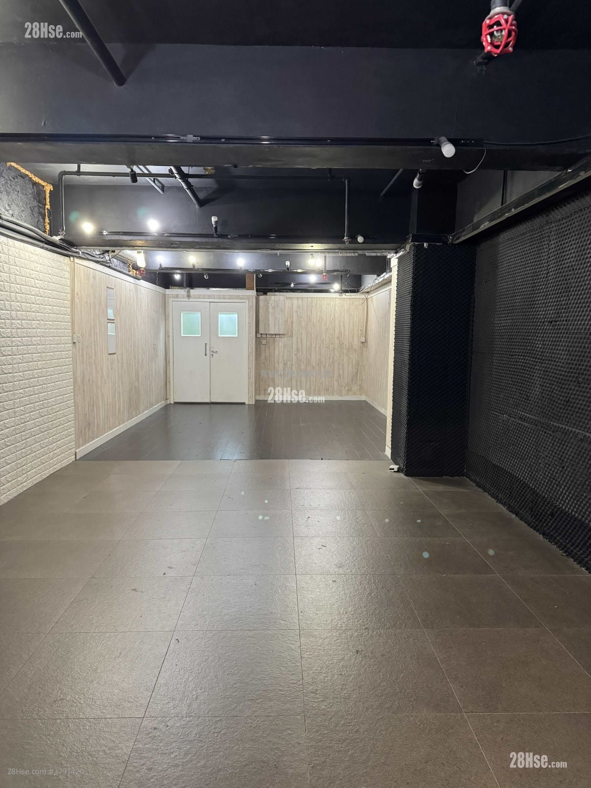 香港工业中心 租盘 645 平方尺