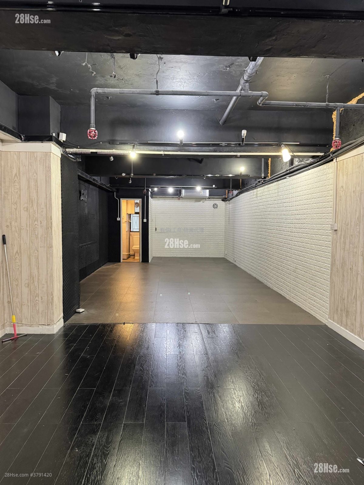 香港工业中心 租盘 645 平方尺