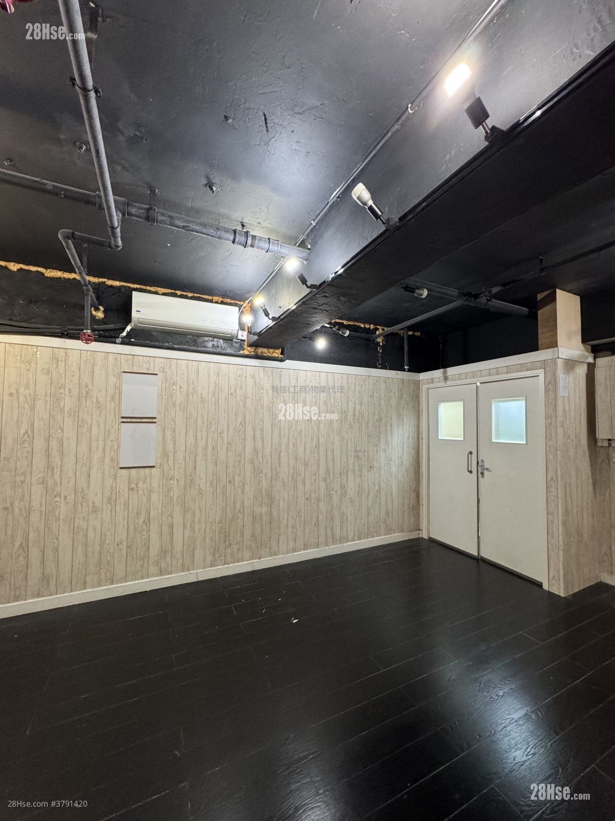 香港工业中心 租盘 645 平方尺