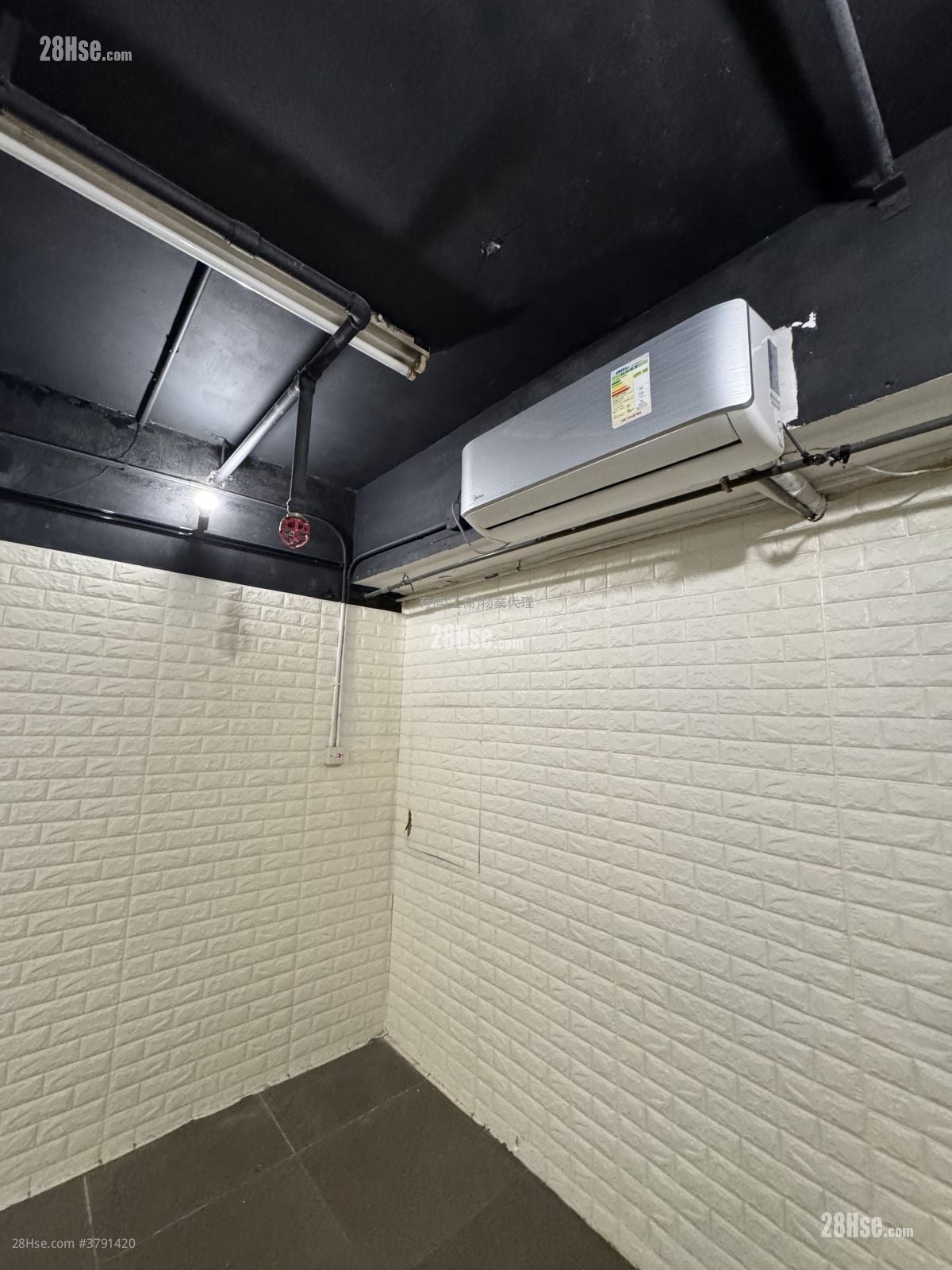 香港工业中心 租盘 645 平方尺