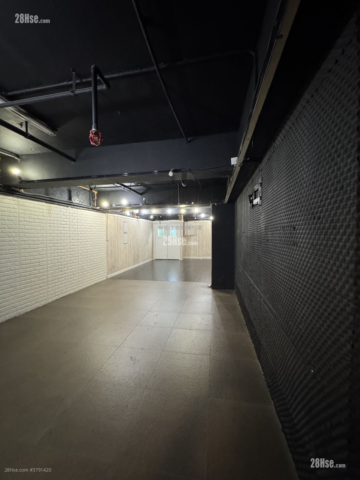 香港工业中心 租盘 645 平方尺