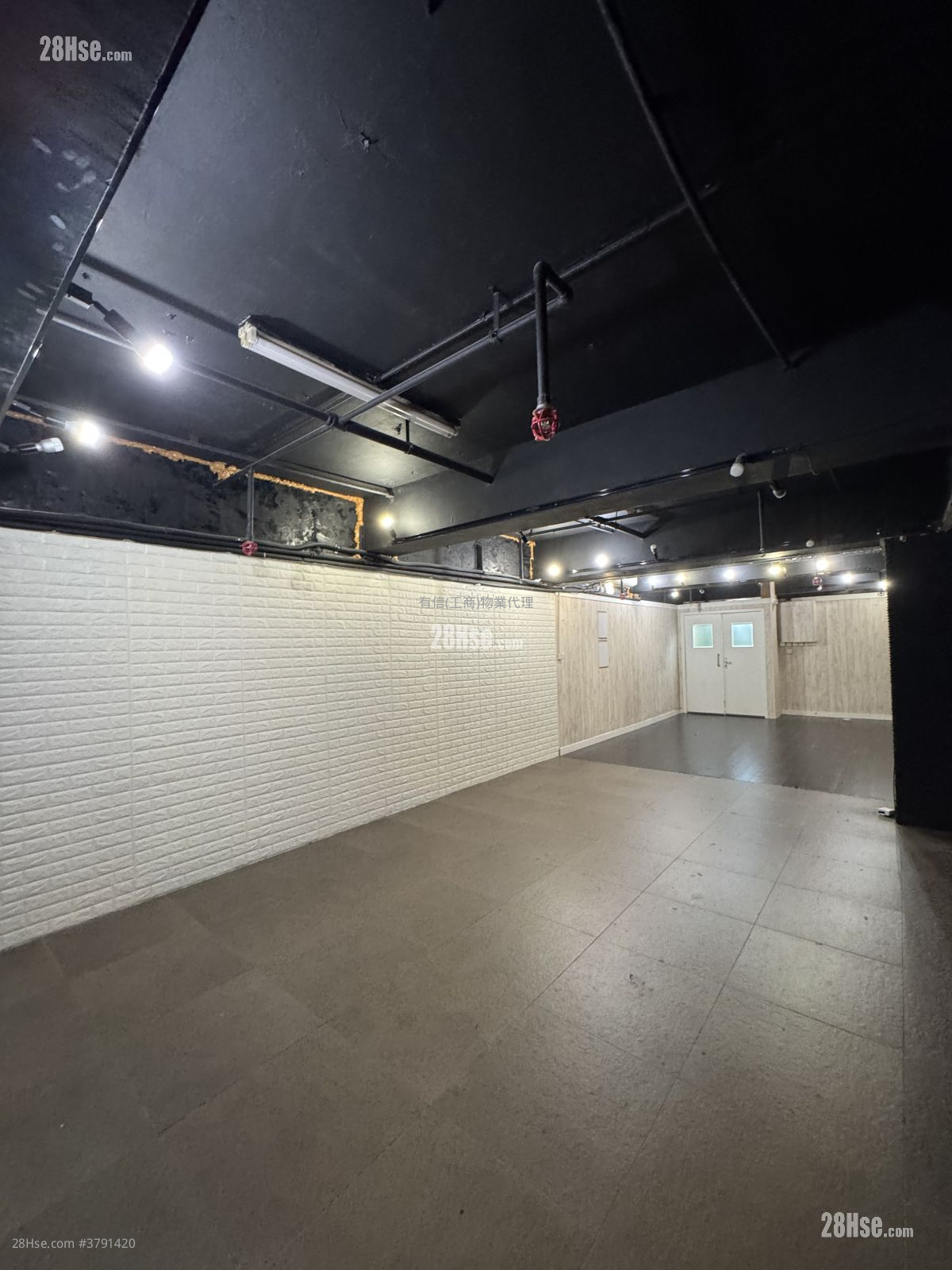 香港工业中心 租盘 645 平方尺