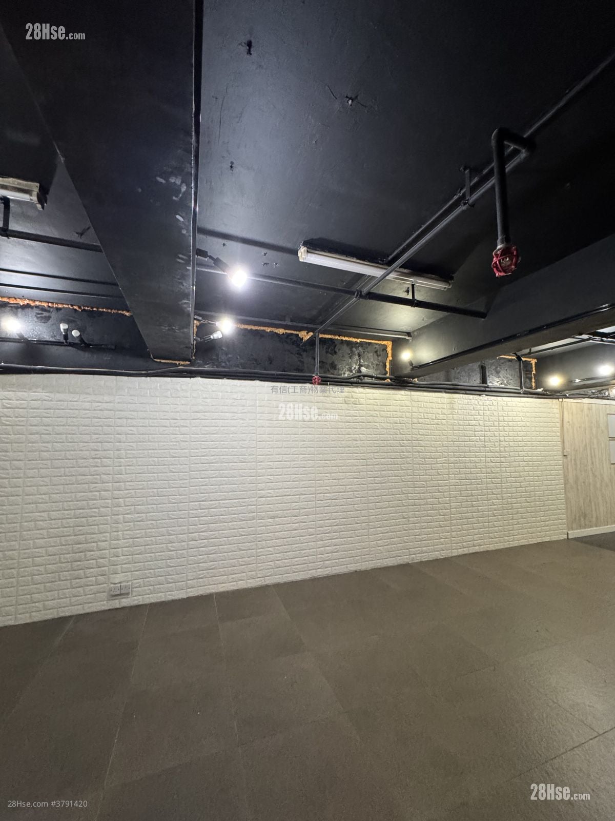 香港工业中心 租盘 645 平方尺