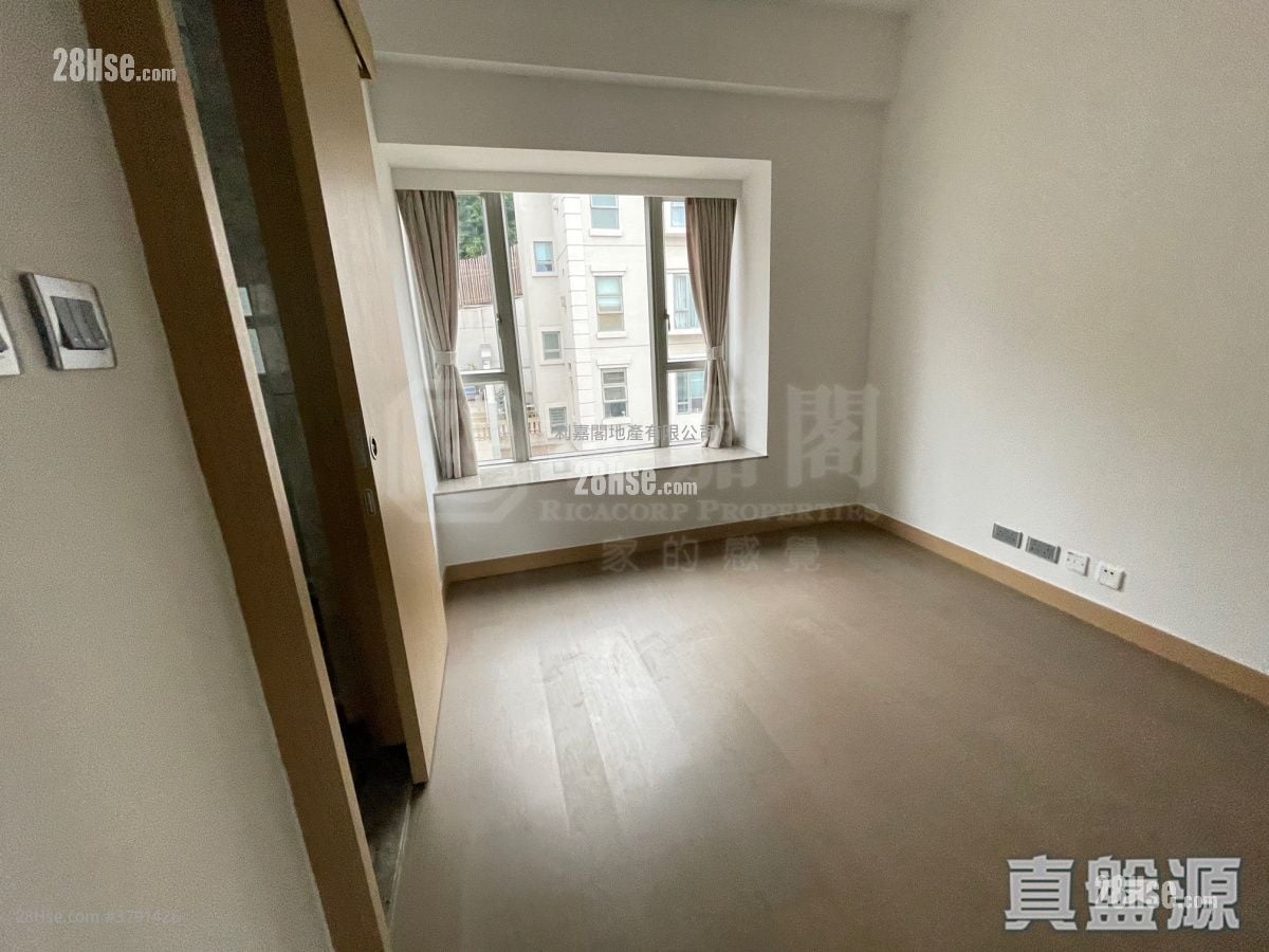 Hampstead Sell 4 Bedrooms 2,374 ft²