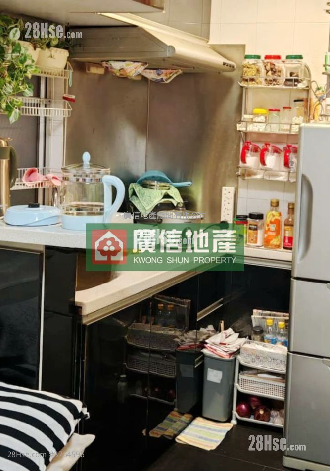 Hung Hay Building Sell 2 Bedrooms , 1 Bathroom 301 ft²