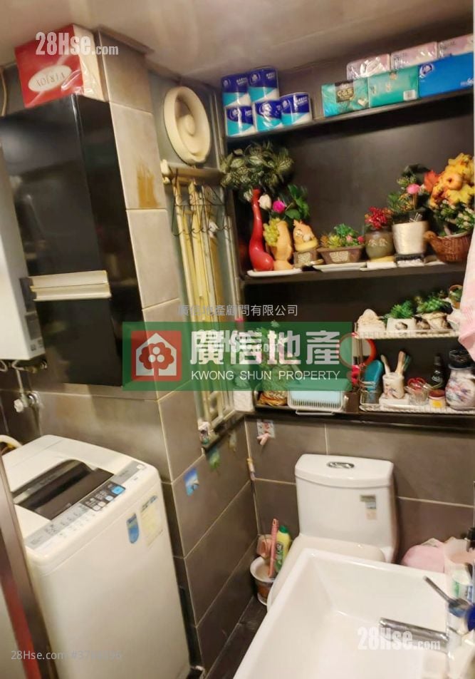 Hung Hay Building Sell 2 Bedrooms , 1 Bathroom 301 ft²