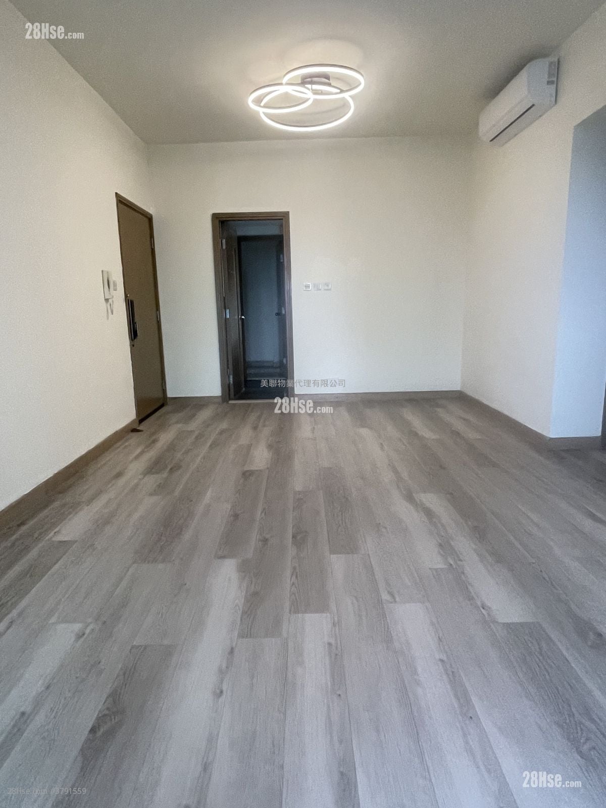 living room: Yoho Midtown Sell 4 Bedrooms , 3 Bathrooms 1,029 ft²