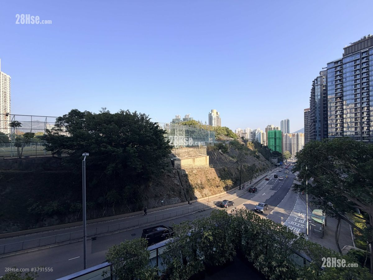 露台: 天铸 售盘 4 房 , 3 浴室 1,581 平方尺