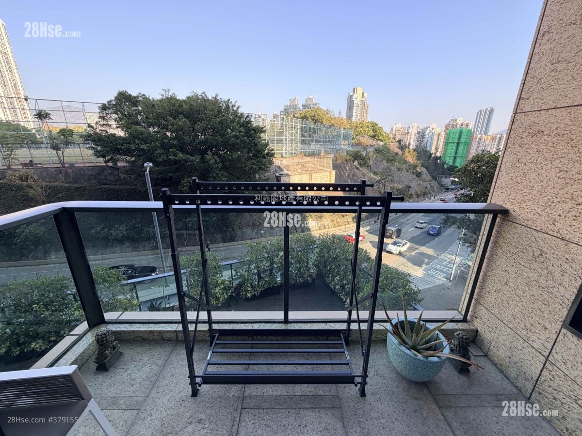 露台: 天铸 售盘 4 房 , 3 浴室 1,581 平方尺