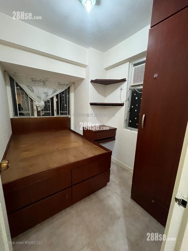 Golden Lion Garden Sell 321 ft²