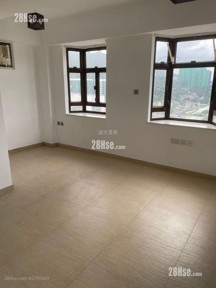 Wai Wah Centre Sell 2 Bedrooms , 1 Bathroom 308 ft²