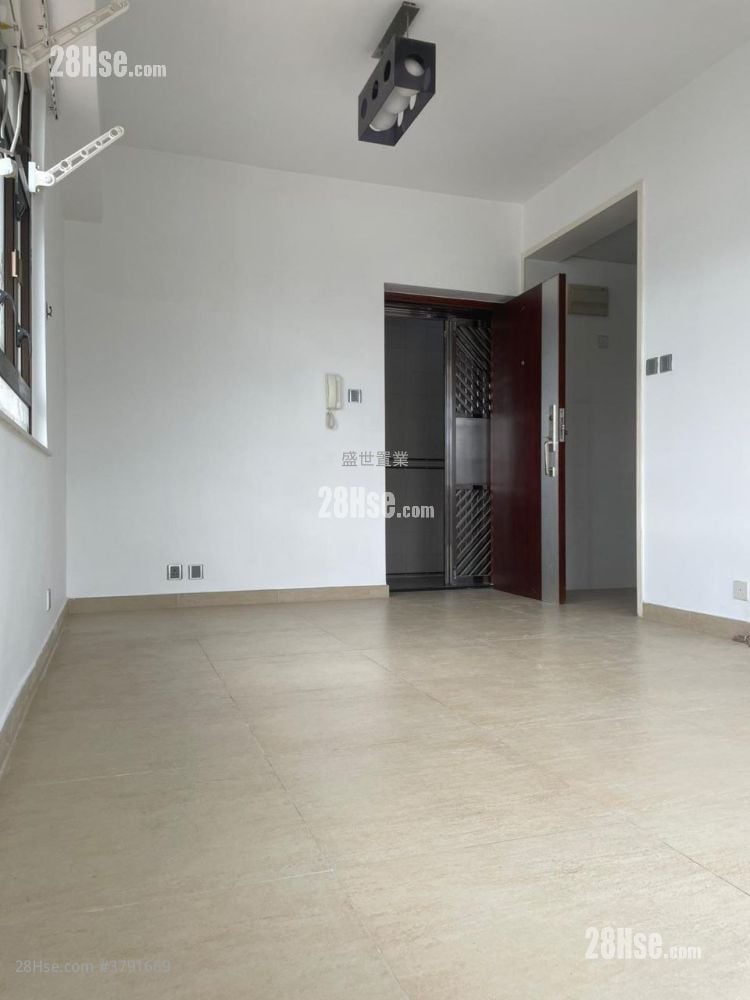 Wai Wah Centre Sell 2 Bedrooms , 1 Bathroom 308 ft²