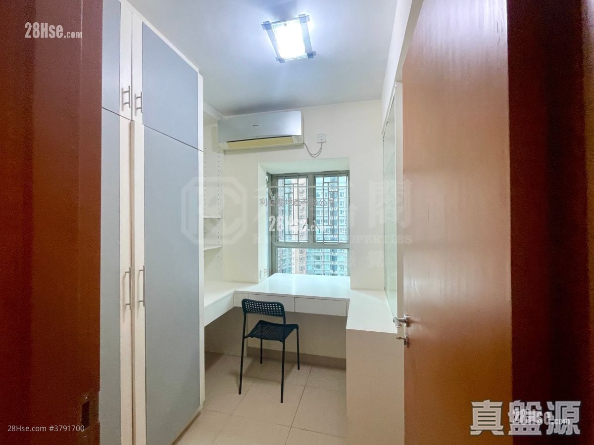 Park Central Sell 2 Bedrooms , 1 Bathroom 465 ft²