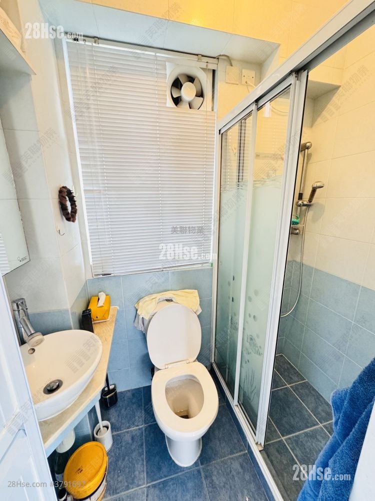 bathroom: Kwai Wah Building Sell Studio , 1 Bathroom 328 ft²