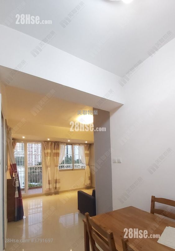 living room: Kwai Wah Building Sell Studio , 1 Bathroom 328 ft²