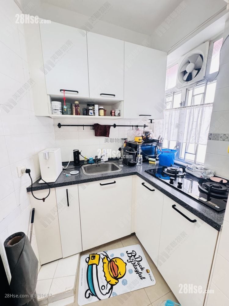 kitchen: Kwai Wah Building Sell Studio , 1 Bathroom 328 ft²