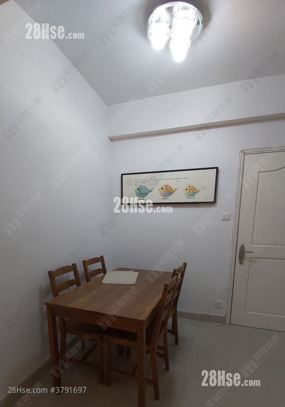 living room: Kwai Wah Building Sell Studio , 1 Bathroom 328 ft²
