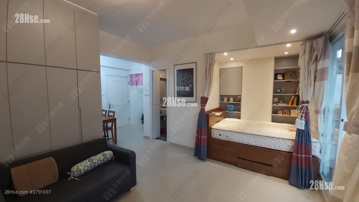living room: Kwai Wah Building Sell Studio , 1 Bathroom 328 ft²