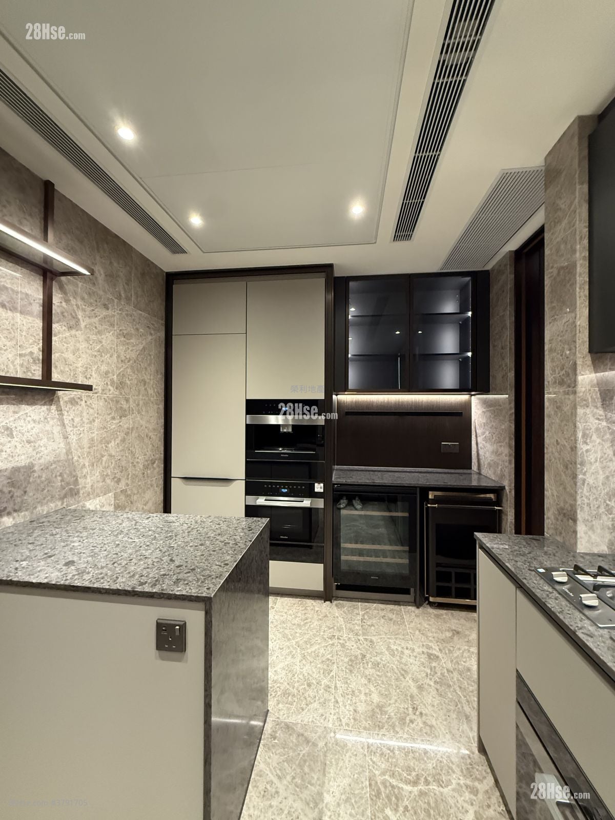 The Knightsbridge Rental 5+ Bedrooms , 4 Bathrooms 1,428 ft²