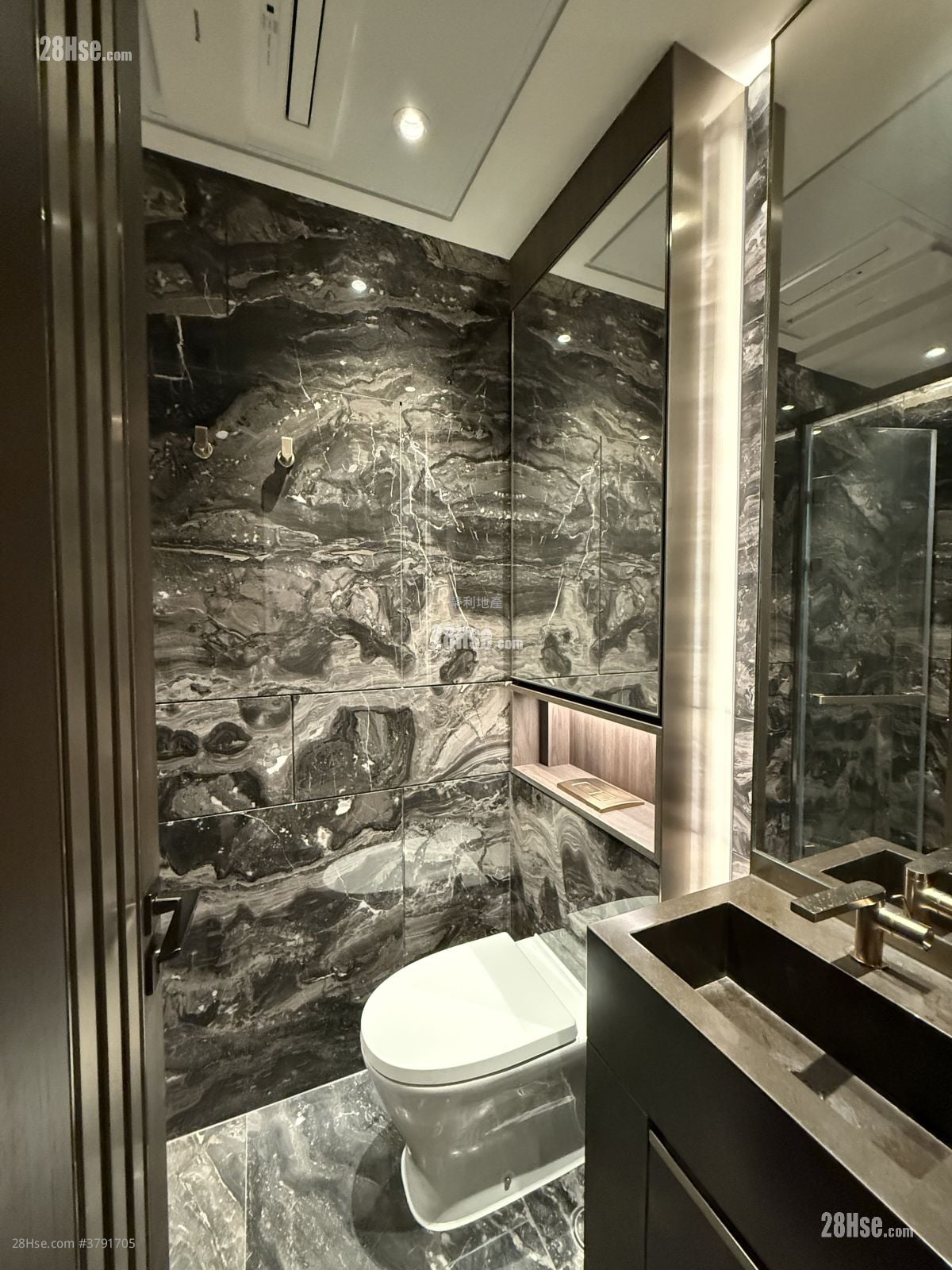 The Knightsbridge Rental 5+ Bedrooms , 4 Bathrooms 1,428 ft²