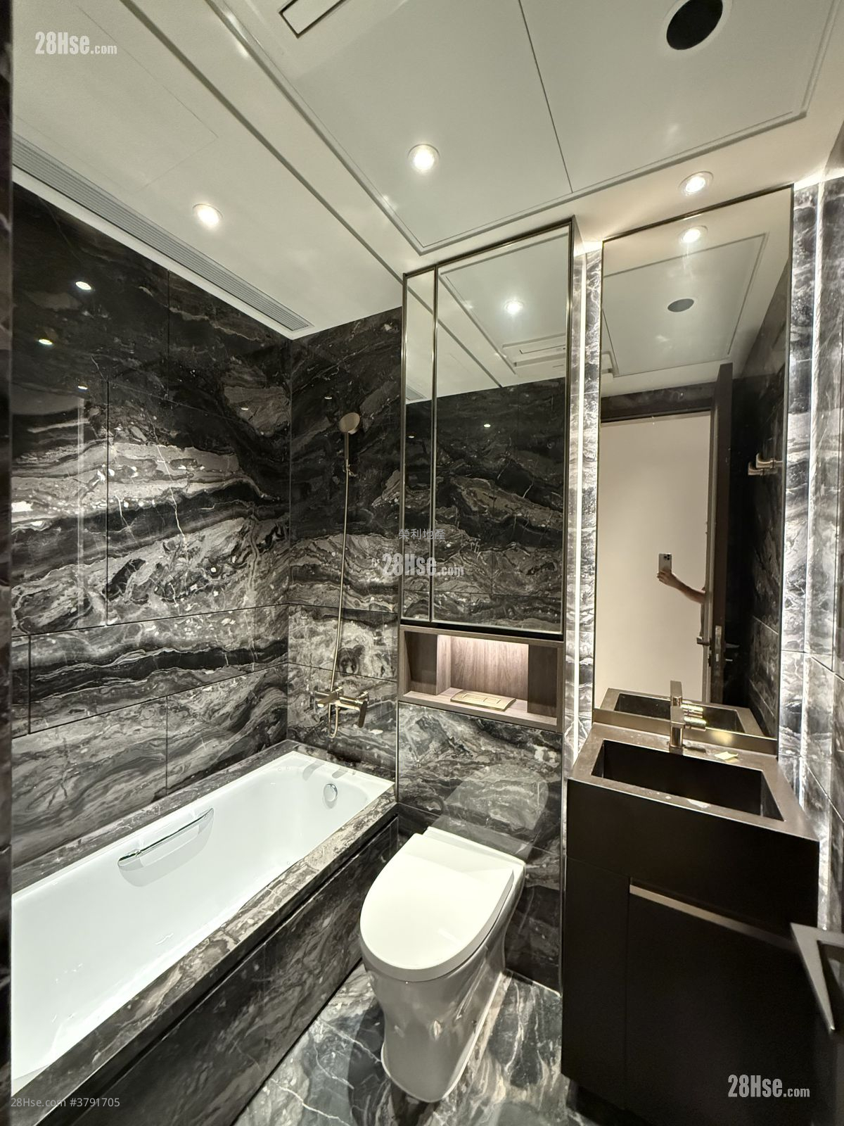 The Knightsbridge Rental 5+ Bedrooms , 4 Bathrooms 1,428 ft²