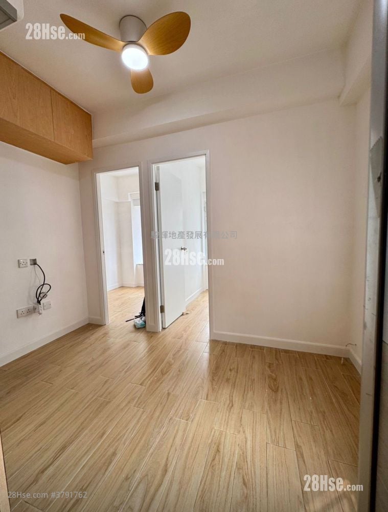 Hung Wai Building Sell 2 Bedrooms , 1 Bathroom 306 ft²