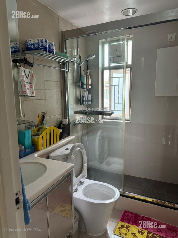 浴室: 村屋 售盘 3 房 , 2 浴室 1,297 平方尺