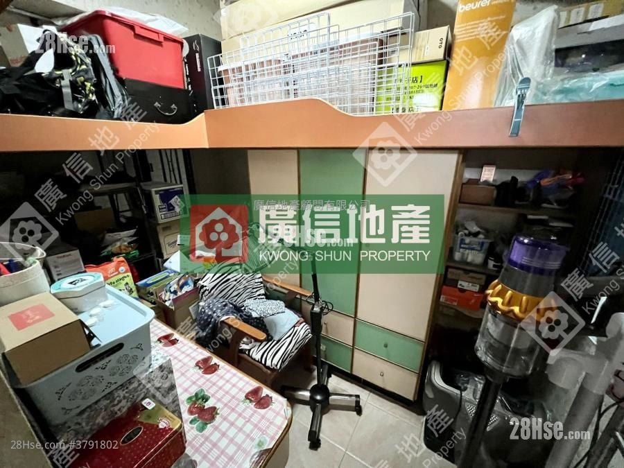 Tak Bo Building Sell 2 Bedrooms , 1 Bathroom 407 ft²