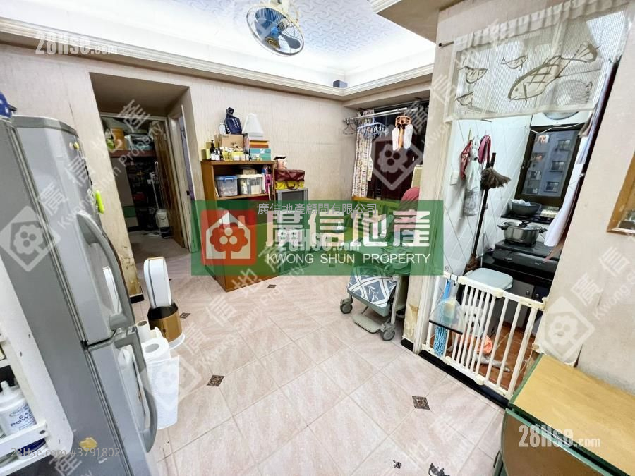 Tak Bo Building Sell 2 Bedrooms , 1 Bathroom 407 ft²